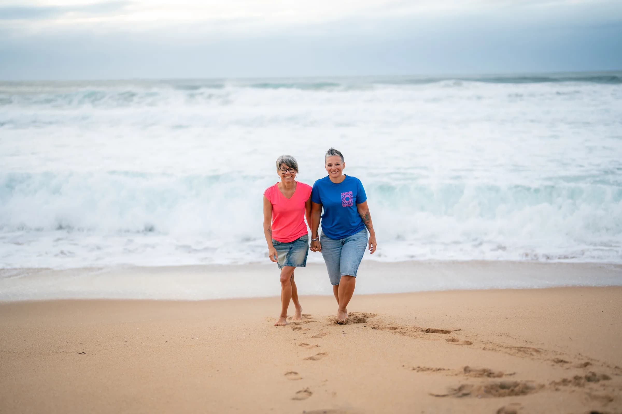 Aude et Silvia, les fondatrices de la Lila Academy, marchant sur une plage.